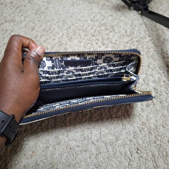 Tory Burch Blue and White Floral Wallet - Picture 7 of 8